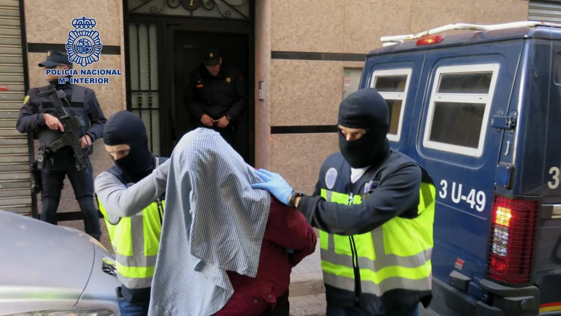 Fotografía facilitada por la Policía Nacional de la dentención, en la localidad valenciana de Crevillente, de uno de los 7 yihadistas detenidos