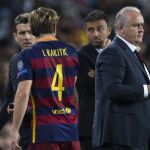 El centrocampista croata del FC Barcelona Ivan Rakitic, tras ser sustituido, junto al entrenador del FC Barcelona, Luis Enrique (2d), durante el partido frente al Bate Borisov