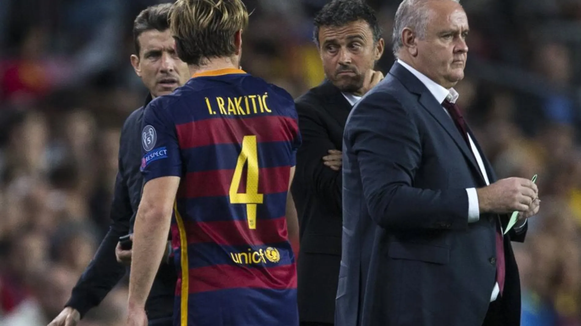 El centrocampista croata del FC Barcelona Ivan Rakitic, tras ser sustituido, junto al entrenador del FC Barcelona, Luis Enrique (2d), durante el partido frente al Bate Borisov