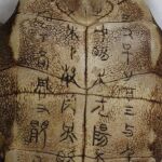 Caracteres sin descifrar tallados en una antigua concha de tortuga