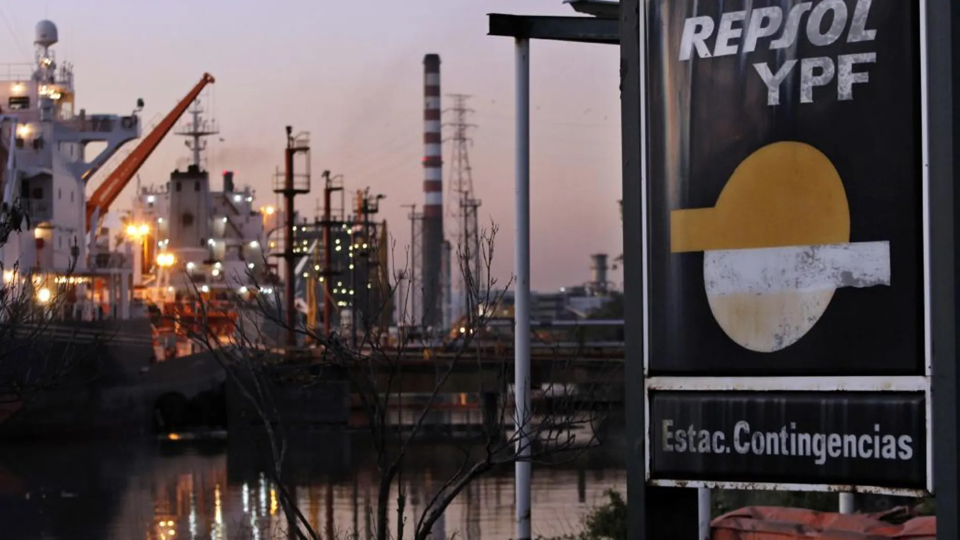 Vista de las instalaciones de la Terminal Dock Sud, de la petrolera YPF, en la ciudad de Avellaneda, en la provincia de Buenos Aires (Argentina)