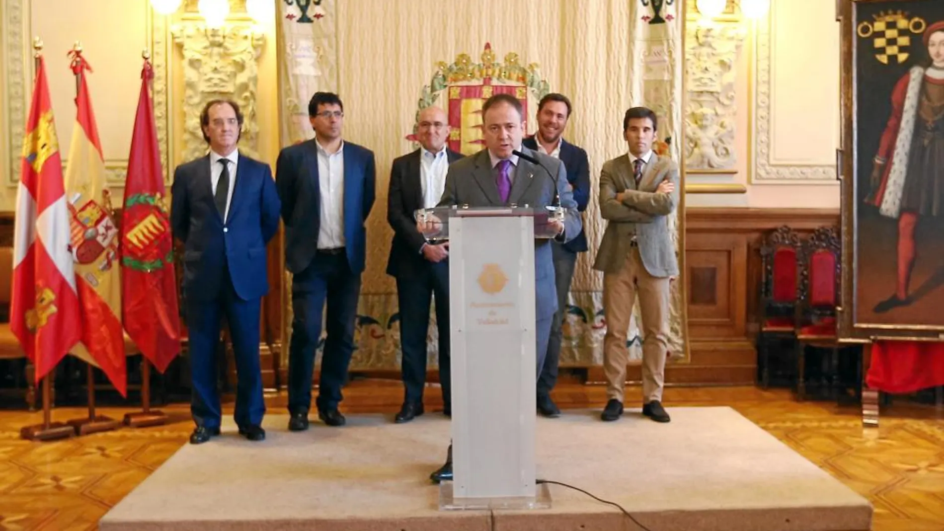 El presidente de la APDV, Iñigo Torres, junto a Julián Redondo, Óscar Puente, Jesús Julio Carnero y Alfonso Lahuerta