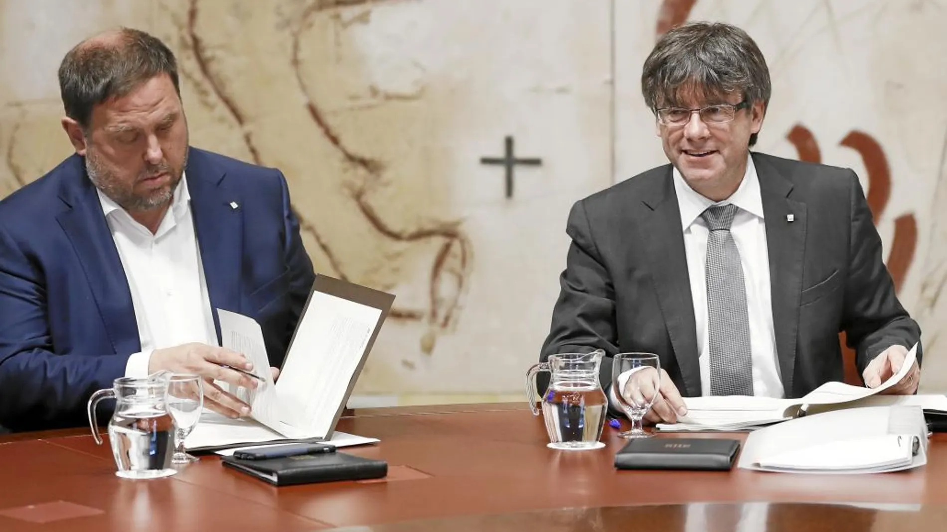 Carles Puigdemont y Oriol Junqueras, ayer, durante la reunión semanal del Gobierno catalán