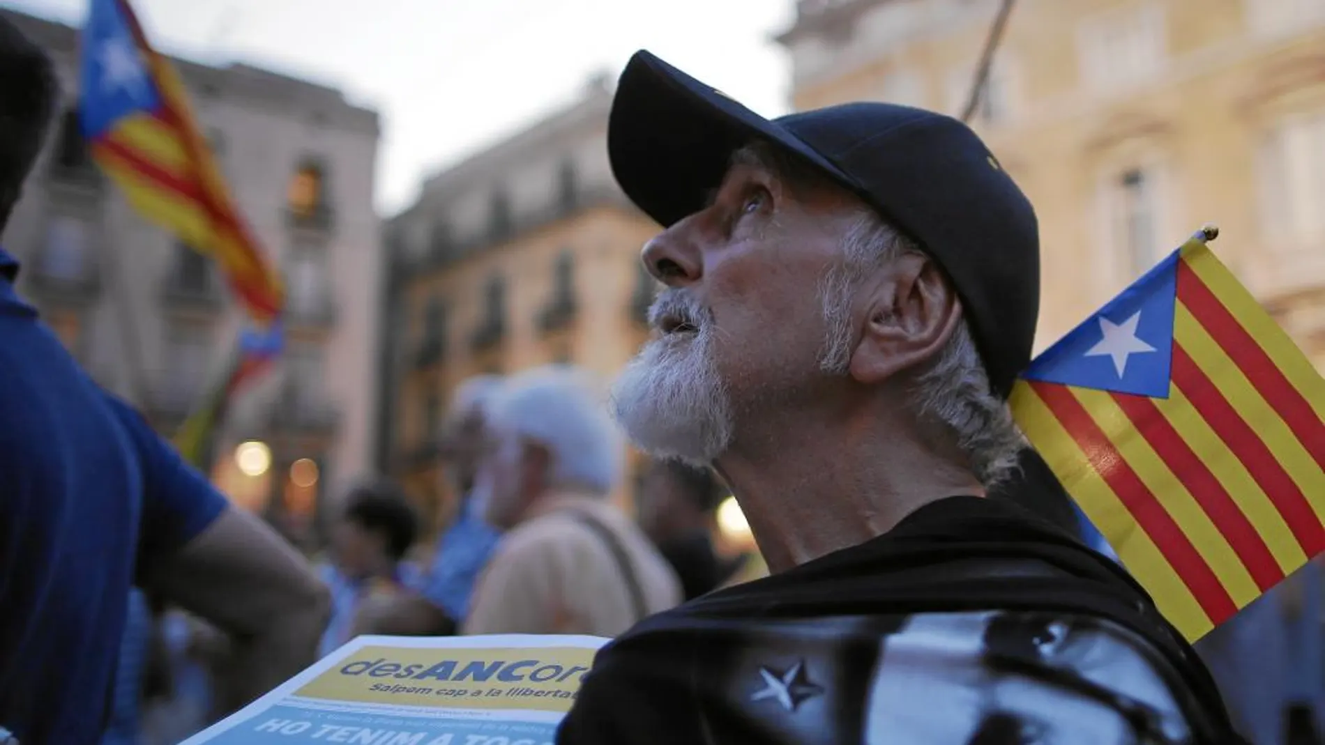 Un partidario de la independencia hace campaña por el «Sí» a la secesión, ayer, en Barcelona