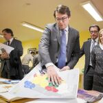 Fernández Mañueco, Ismael Pérez y María Ángeles Ruano, en la sede de la ONCE