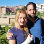 La presidenta de Vox Cuenca, Inma Sequí, en el hospital con al presidente del partido, Santiago Abascal