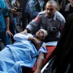 Un palestino herido durante los choques entre tropas israelíes y milicianos en Gaza.