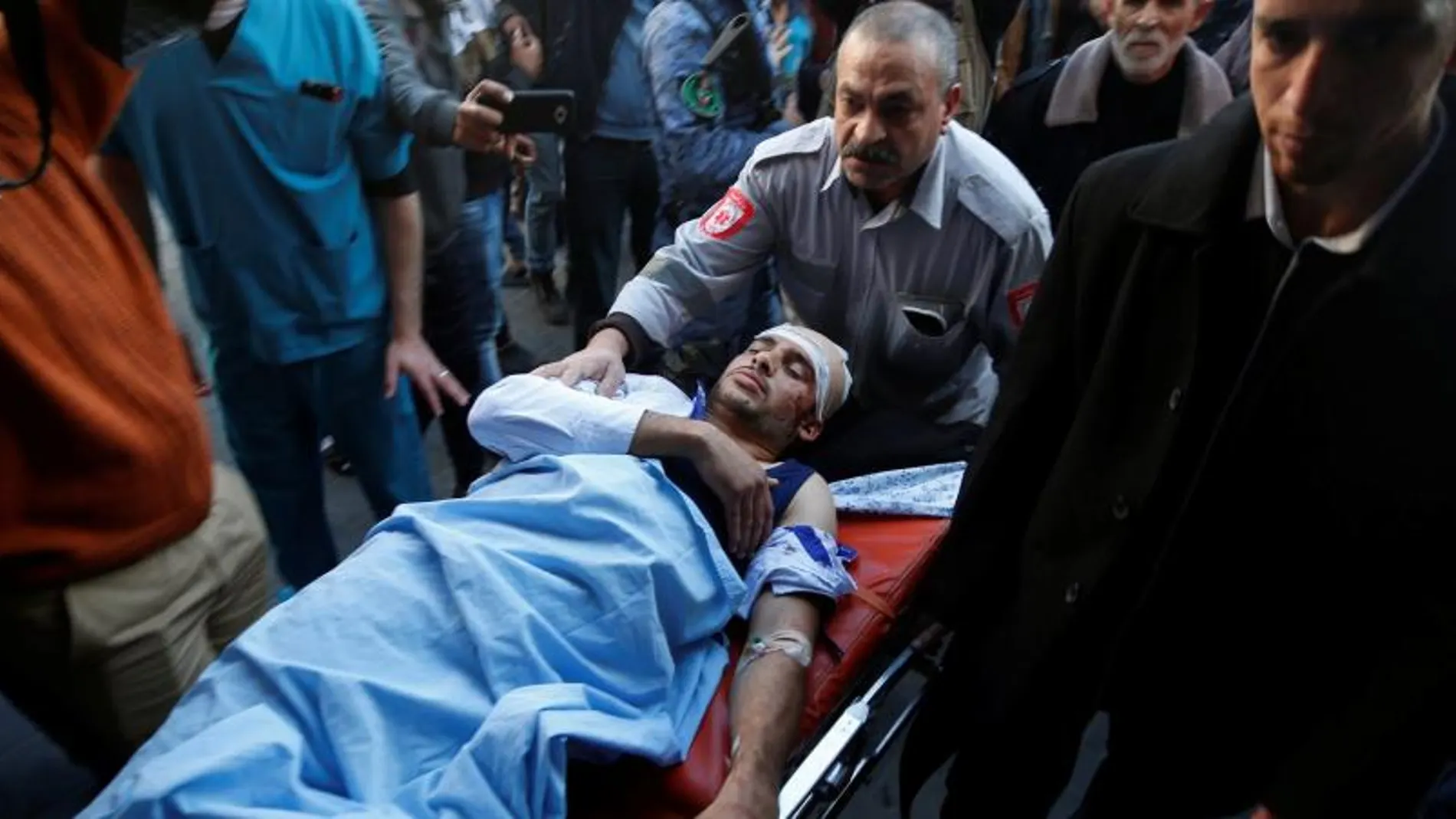 Un palestino herido durante los choques entre tropas israelíes y milicianos en Gaza.