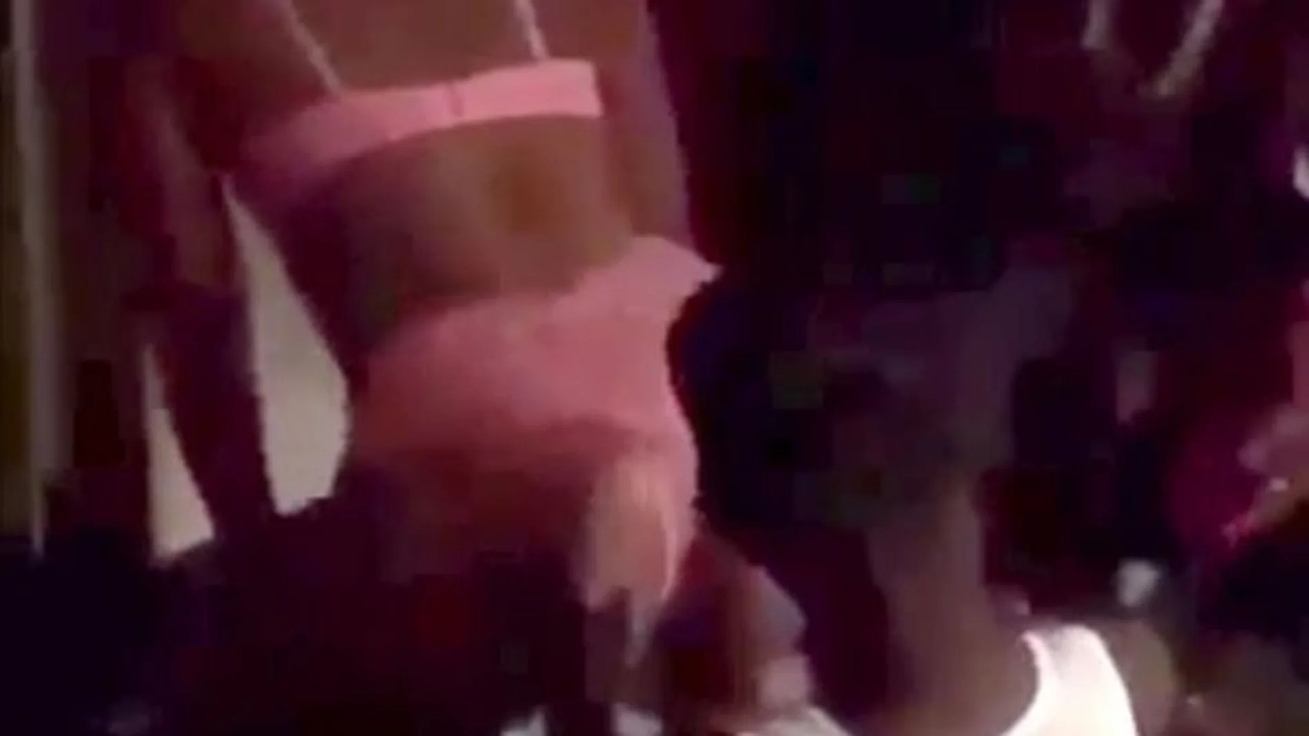 Momento en el que el cumpleañero disfruta del baile de la "stripper"