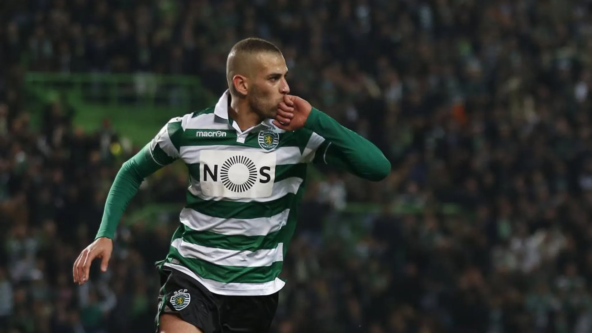 Islam Slimani celebra uno de sus goles ante el Oporto