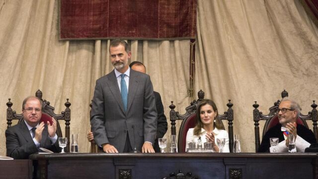 Doña Letizia, Juan Vicente Herrera y el rector de la USAL, Daniel Hernández Ruipérez, aplauden a Felipe VI