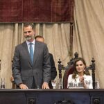 Doña Letizia, Juan Vicente Herrera y el rector de la USAL, Daniel Hernández Ruipérez, aplauden a Felipe VI