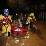 Miles de ciudadanos evacuados en el norte de Inglaterra y Escocia por el temporal