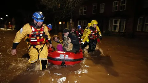 Miles de ciudadanos evacuados en el norte de Inglaterra y Escocia por el temporal