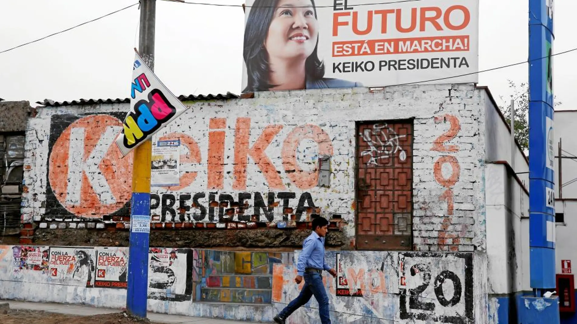 Un cartel electoral de Keiko Fujimori en Villa María del Triunfo, a las afueras de Lima