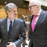 El consejero andaluz de Empleo, Empresa y Comercio, Sánchez Maldonado (d), y el de Economía e Infraestructuras de Extremadura, José Luis Navarro
