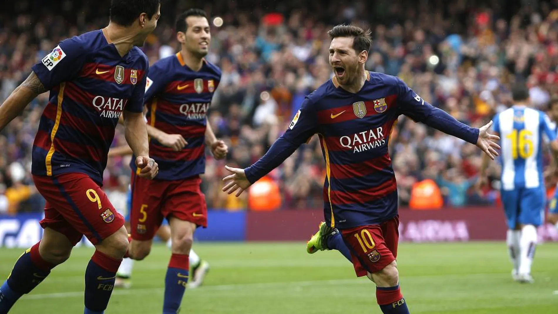 El delantero argentino del FC Barcelona Leo Messi celebra junto a sus compañeros Luís Suárez y Sergi Busquets el primer gol de su equipo