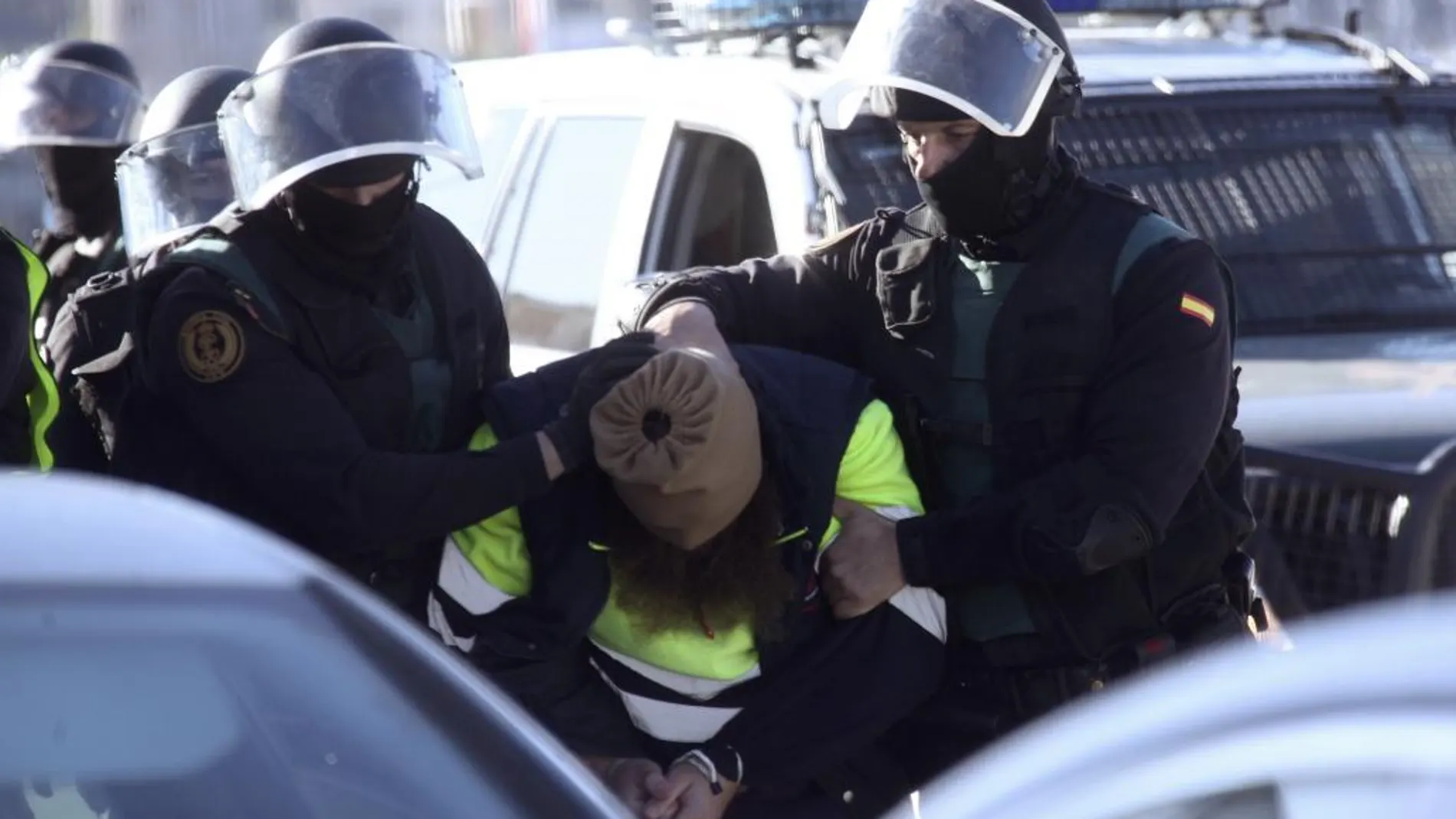 Agentes de la Guardia Civil trasladan a uno de los dos detenidos en Ceuta