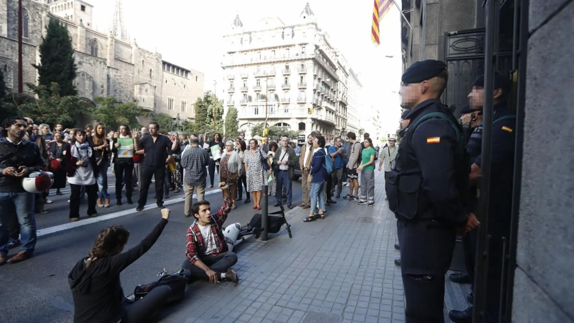 Agentes de la Guardia Civil ante la puerta de la sede de la conselleria de Gobernación.