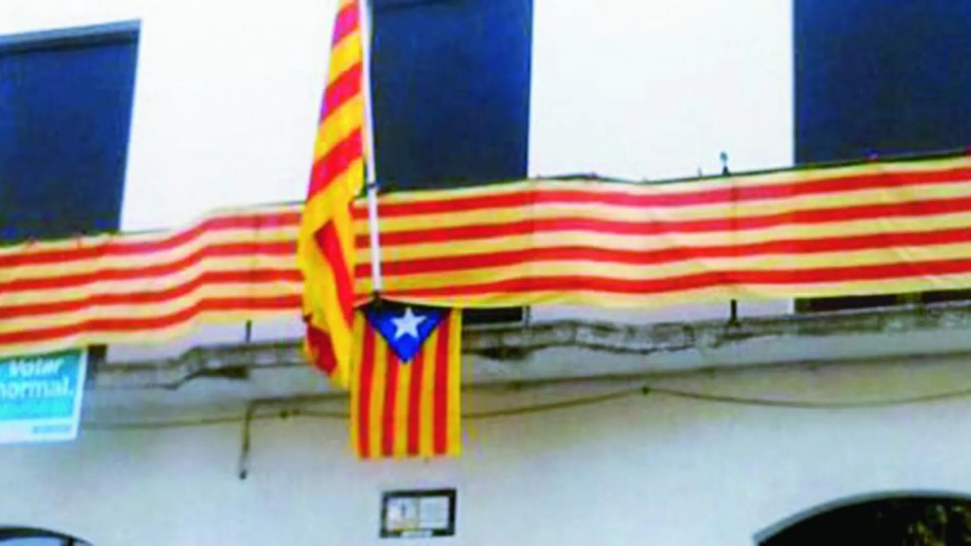 El Ayuntamiento de Sant Esteve de Palautordera está gobernado por CiU y ERC, y siempre mantiene la «estelada» en el balcón de su edificio consistorial