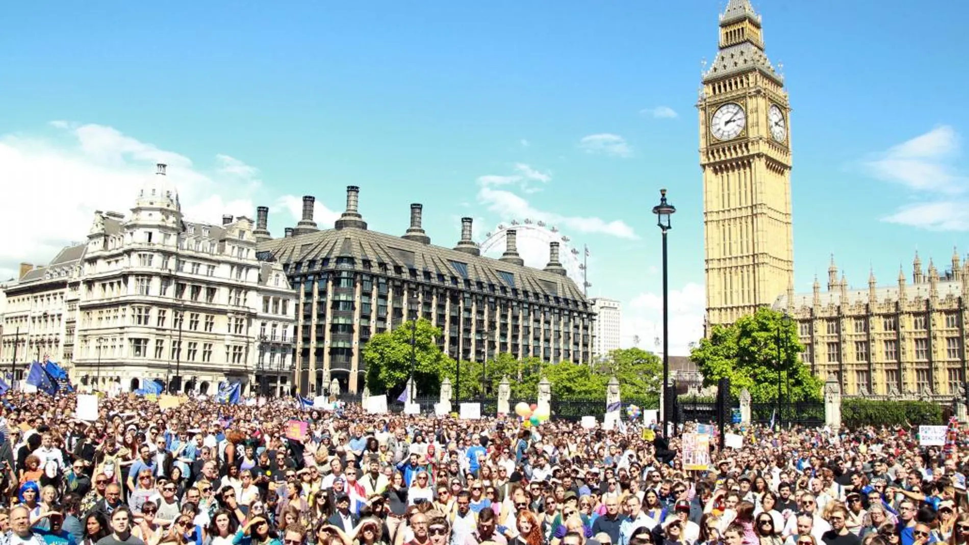 Los manifestantes en contra del Brexit, en la plaza del Parlamento.