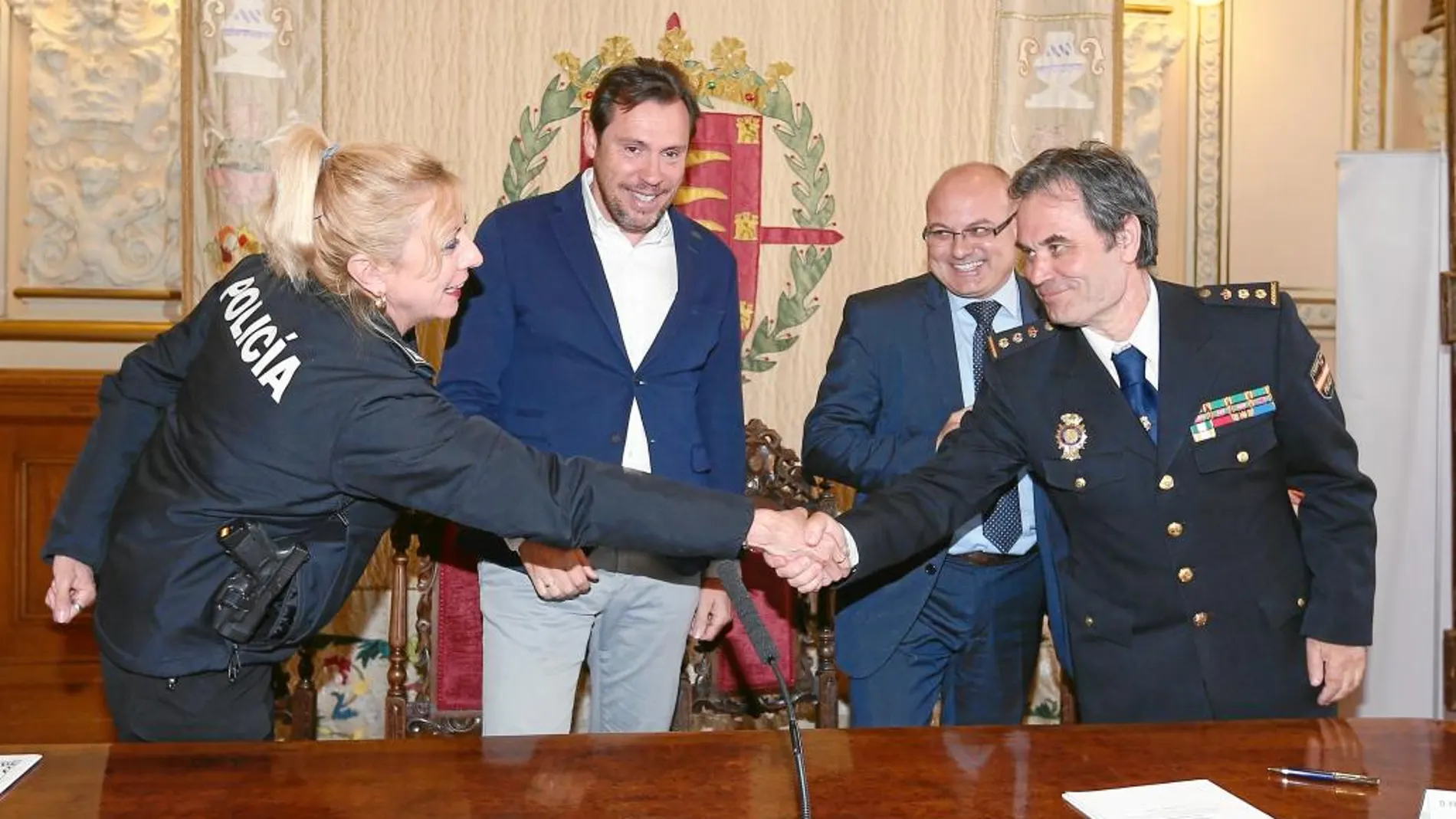 El comisario López Canedo estrecha la mano de Julia González en presencia de Puente y Luis Antonio Gómez