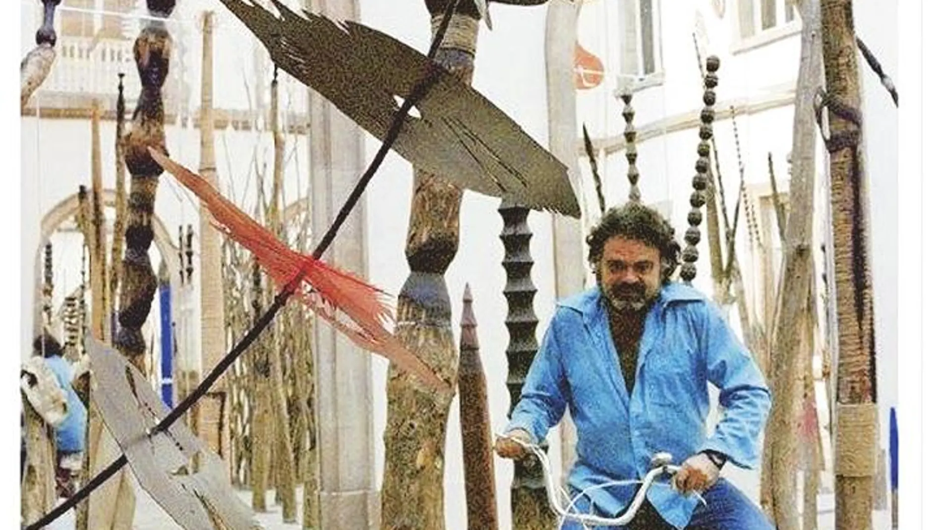Una imagen icónica de Josep Guinovart en bicicleta entre alguna de sus obras.