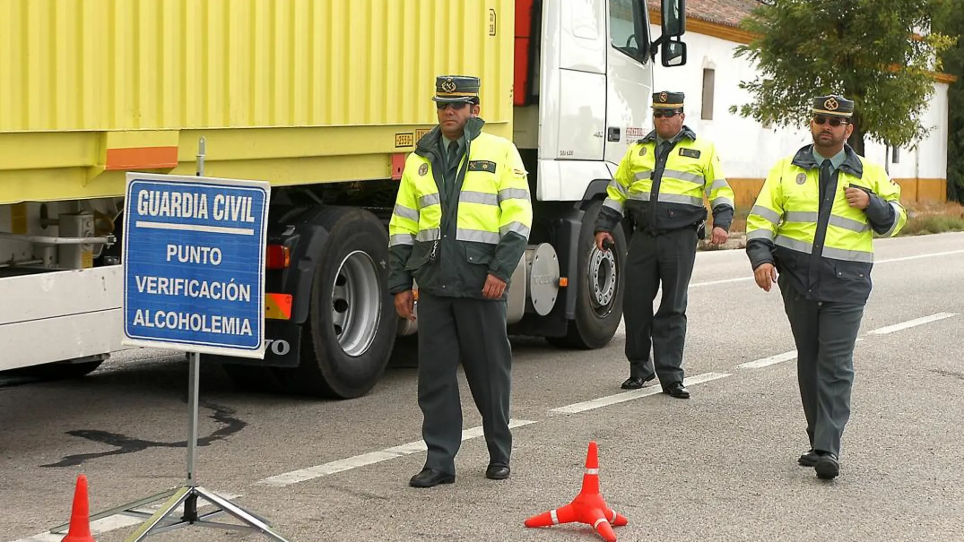 Agentes de la Guardia Civil realizan un control de alcoholemia en la última campaña especial de tráfico