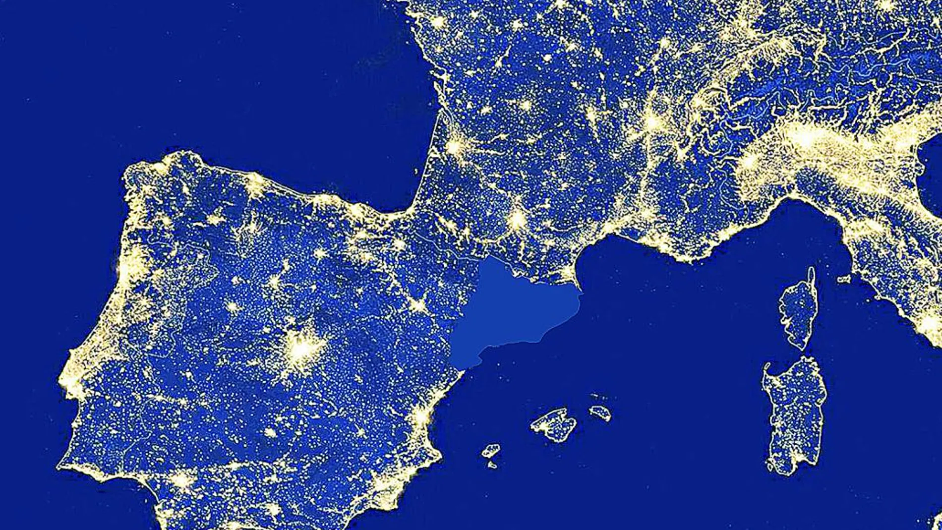 Imagen realizada por un satélite de la NASA en 2012 en la que se muestra una visión nocturna de Europa. Sobre ella, Cataluña queda «apagada»