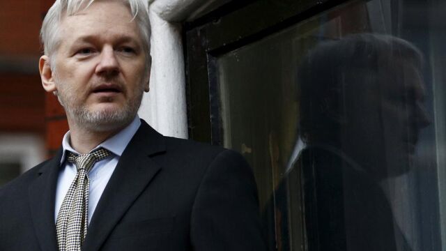 Julian Assange, en un balcón de al Embajada de Ecuador en Londres.