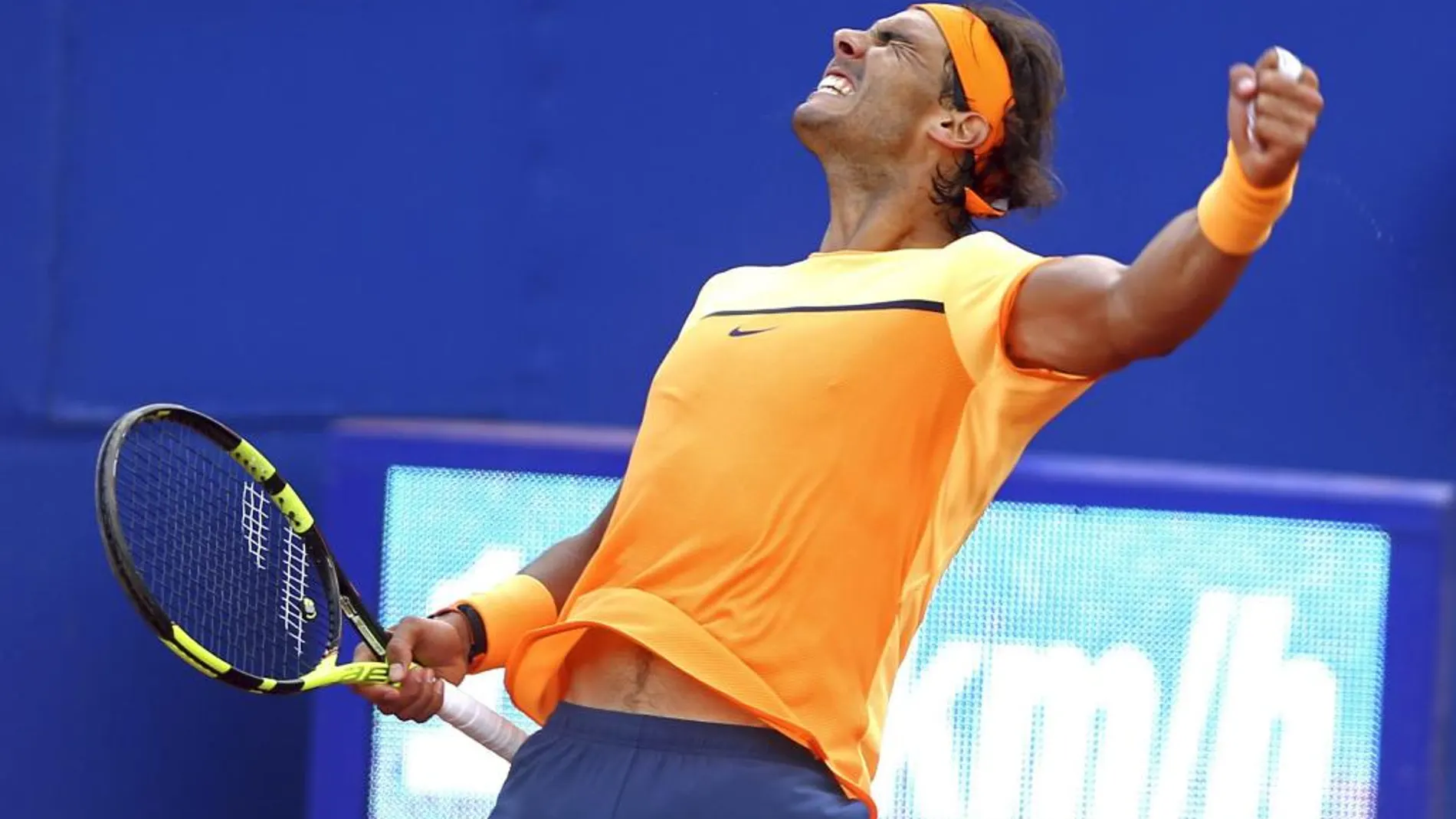 El tenista español Rafael Nadal celebra su victoria al finalizar el partido de semifinales