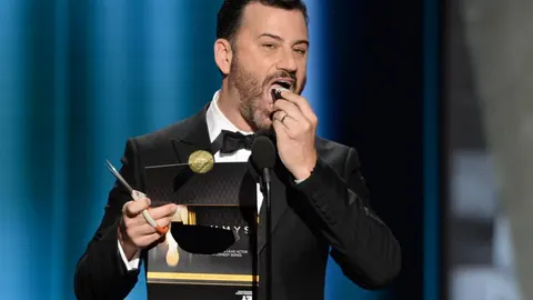EL VALIENTE KIMMEL Al cómico no le libra del infierno ni Satanás en un día en que se regalasen salvoconductos