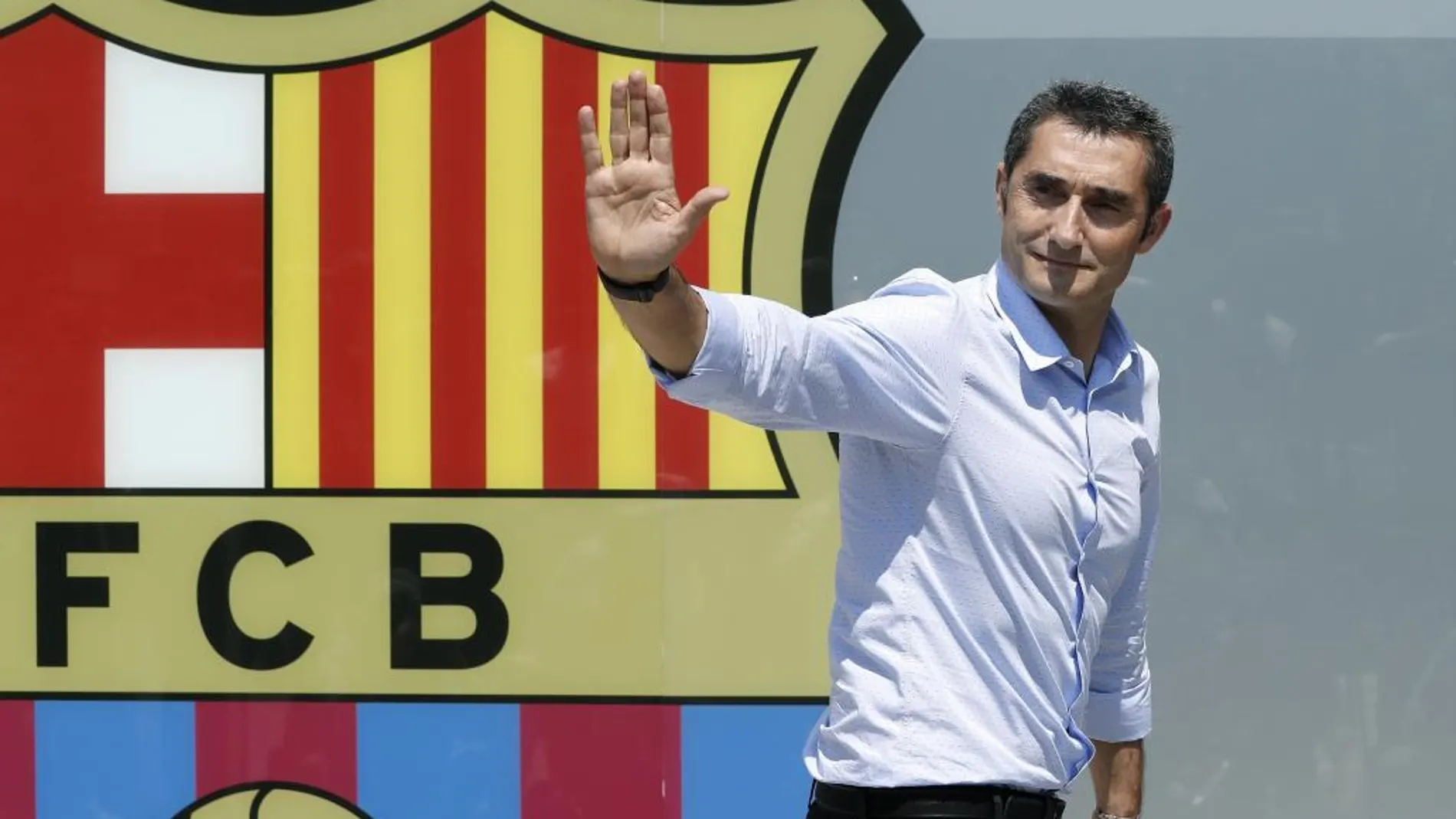 Ernesto Valverde posa hoy en una sesión fotográfica junto al escudo azulgrana.