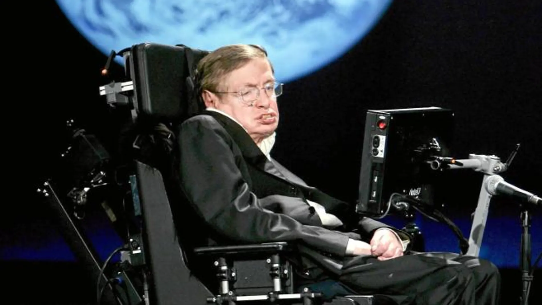 El profesor Hawking, durante una charla en la Universidad George Washington
