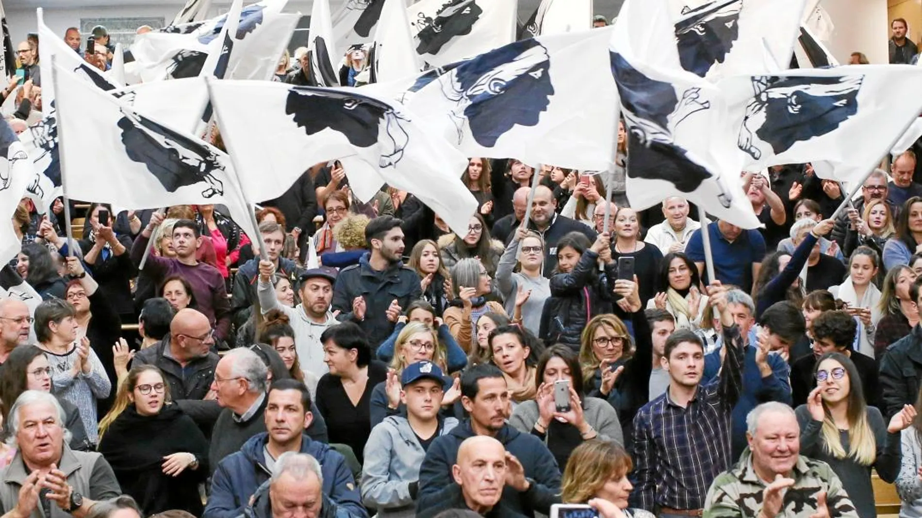 Simpatizantes de la coalición de nacionalistas e independentistas agitan banderas de Córcega en un acto electoral el pasado 29 de noviembre en la ciudad de Corte