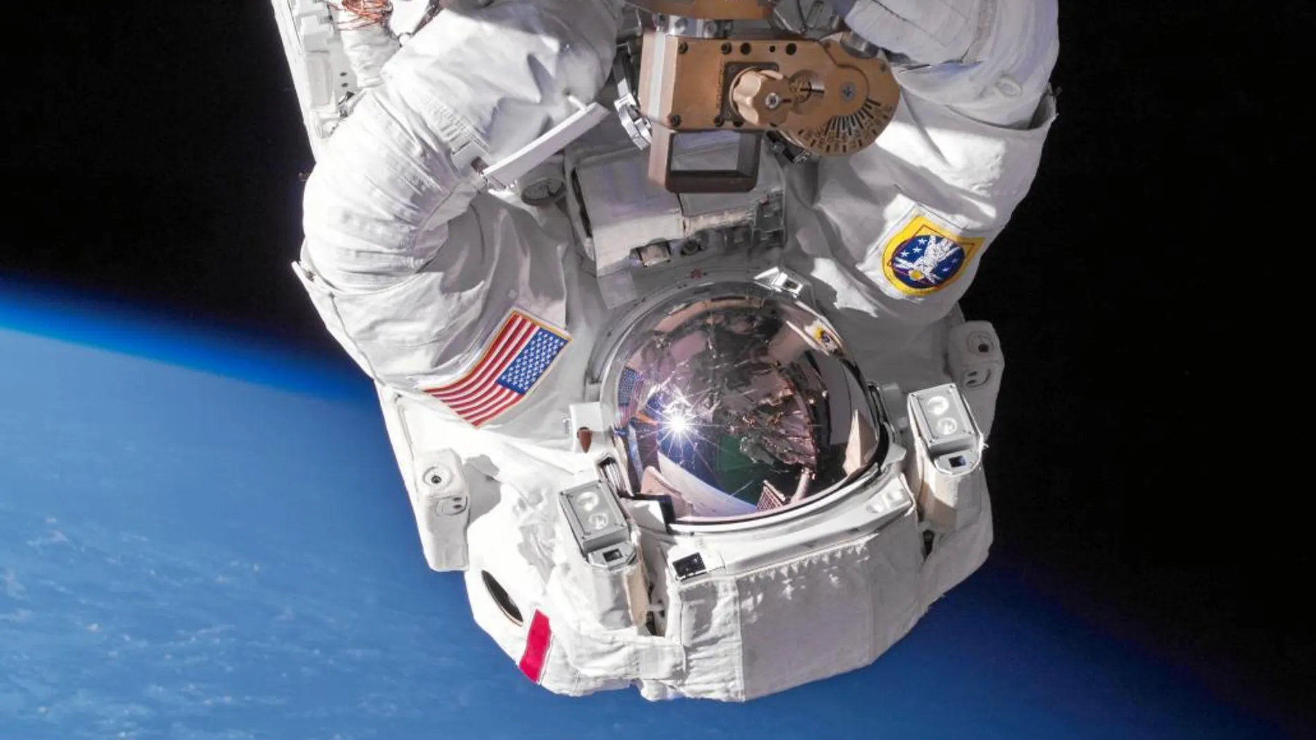 El astronauta Chris Cassidy durante un paseo espacial, cerca de la Estación Espacial Internacional