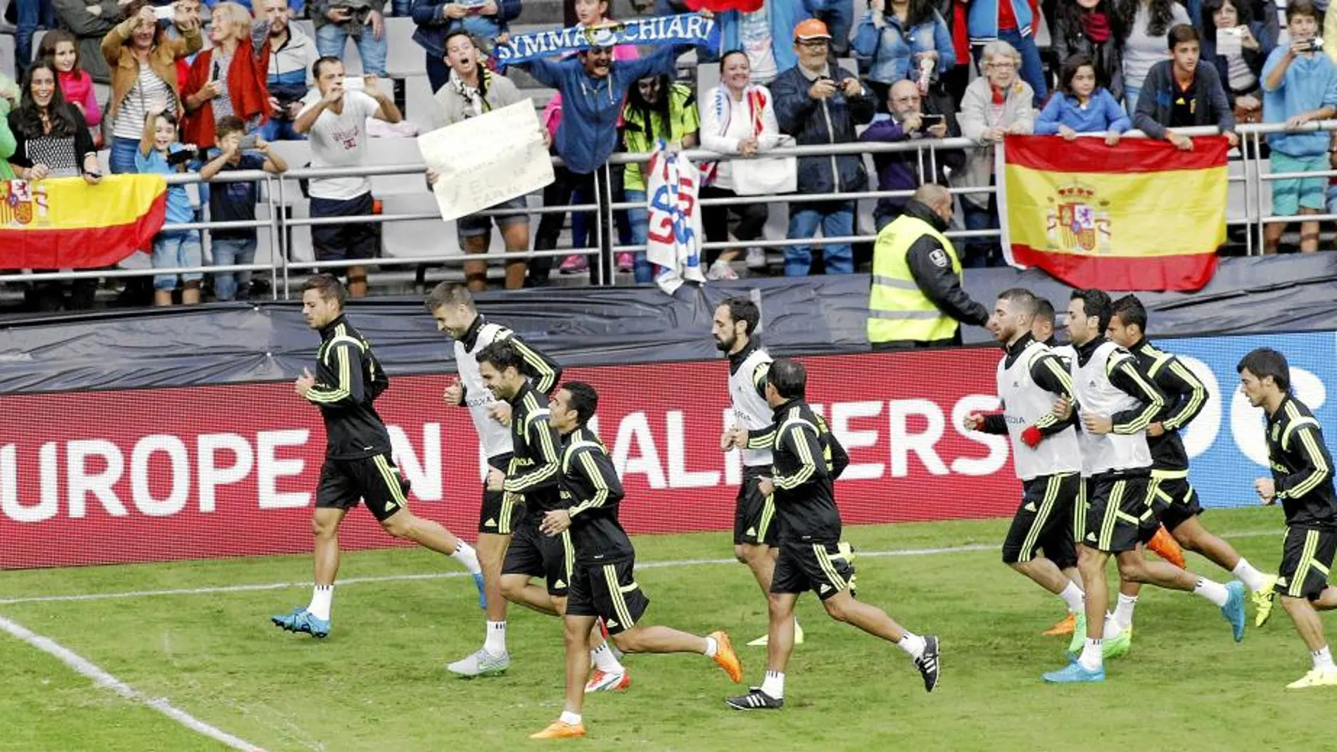Los internacionales contaron en el entrenamiento de ayer con el apoyo de miles de aficionados en Oviedo