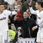 ÖZIL Y RONALDO chocan las manos para celebrar un gol del Real Madrid esta temporada