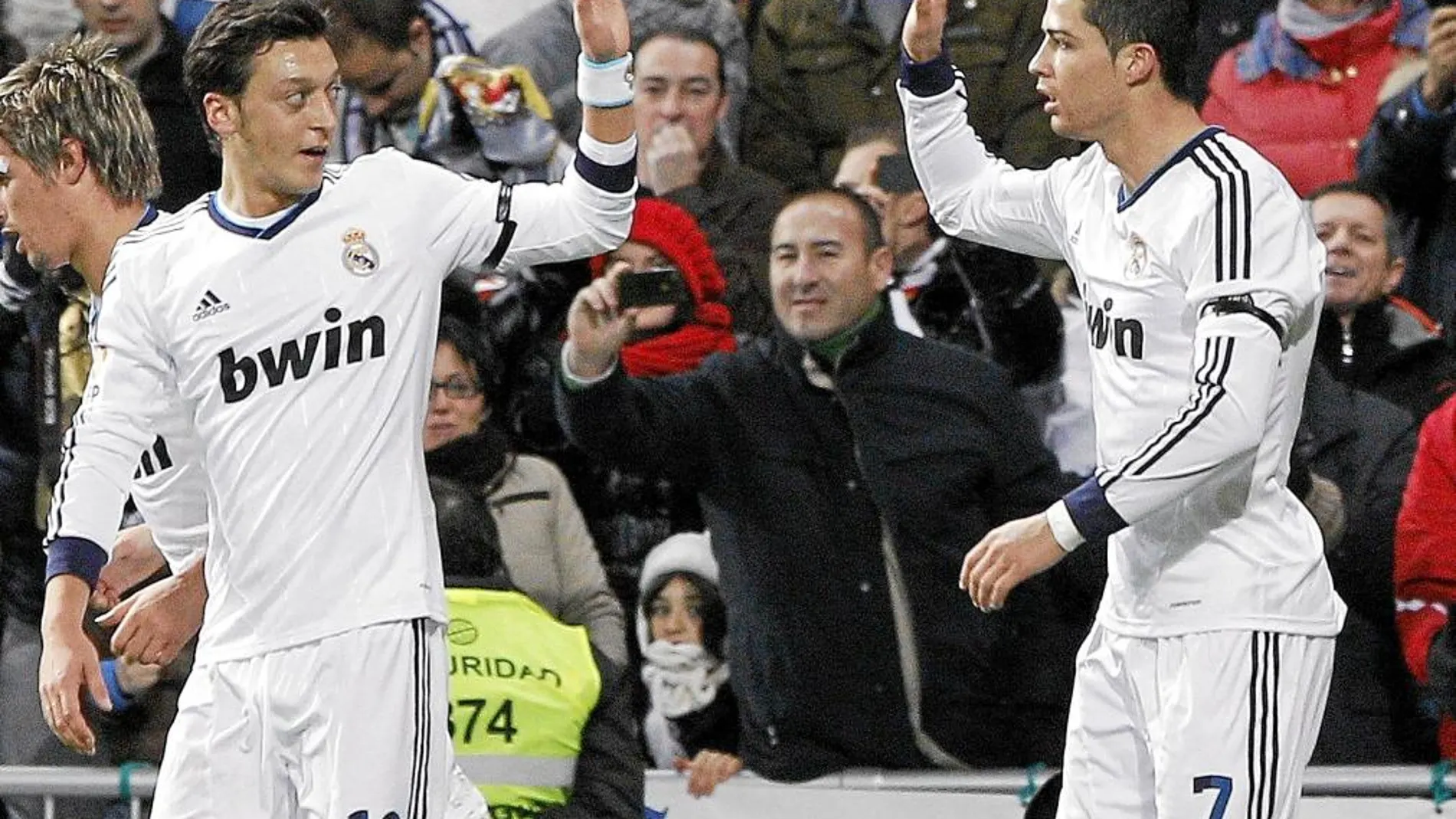 ÖZIL Y RONALDO chocan las manos para celebrar un gol del Real Madrid esta temporada
