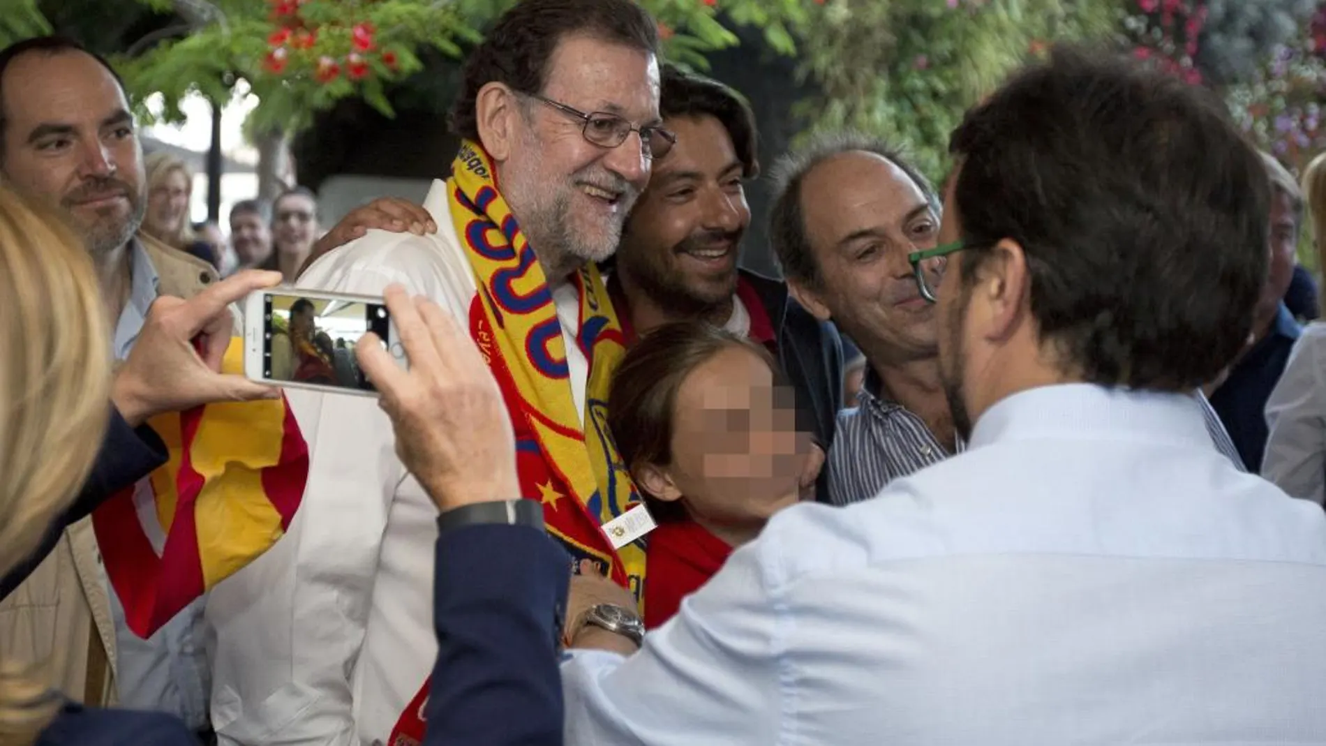 Mariano Rajoy con seguidores de la selección española, en una terraza de Tenerife, donde ha seguido el partido de la Eurocopa
