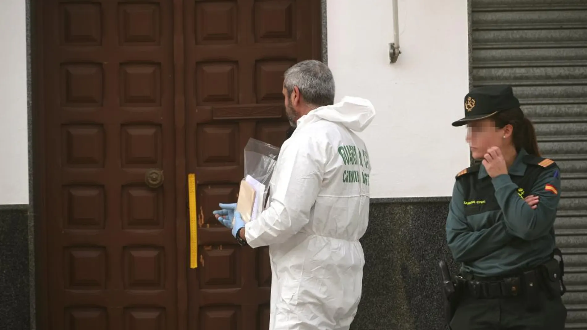 Miembros de la Guardia Civil a la entrada de la vivienda donde el hombre ha disparado a la Guardia Civil