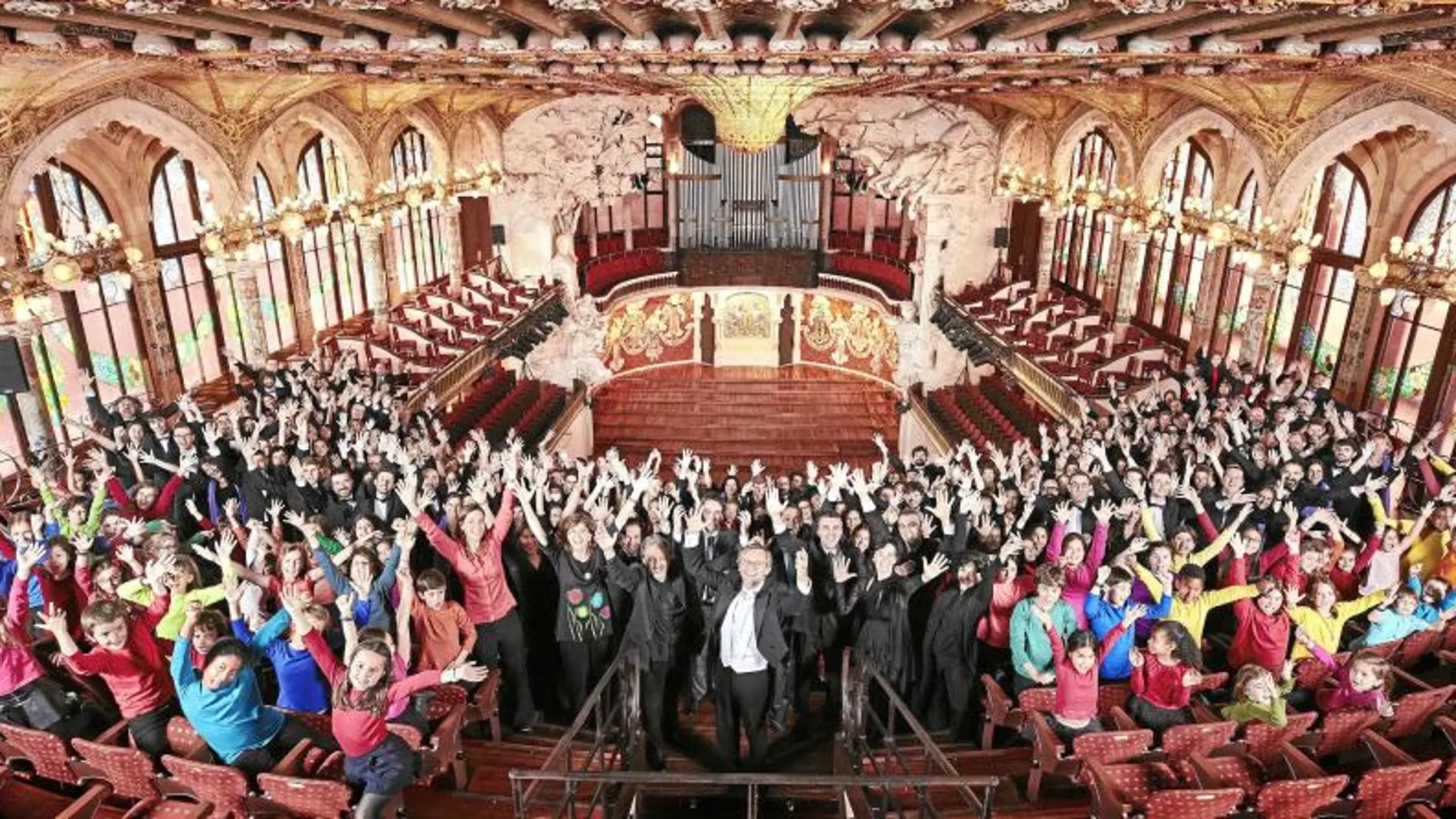Simon Halsey ayer con los miembros del Orfeó y las escuelas corales en el Palau de la Música