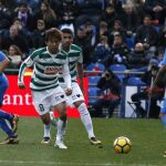 El defensa uruguayo del Getafe Damián Suárez (d) disputa un balón con el centrocampista japonés del Eibar Inui Takashi