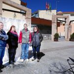 Ángel, Rosa, Tomás y Mari Mar, frente al Ayuntamiento del que han sido despedidos por el bipartito de independientes y Cambiemos, la marca local de Podemos