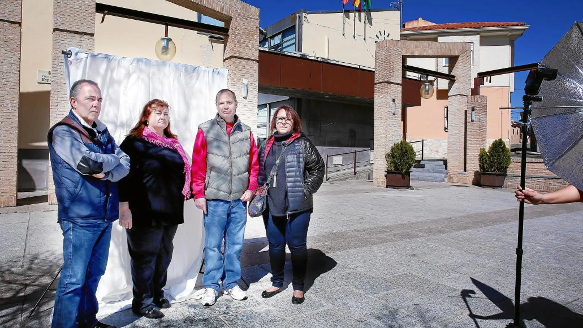 Ángel, Rosa, Tomás y Mari Mar, frente al Ayuntamiento del que han sido despedidos por el bipartito de independientes y Cambiemos, la marca local de Podemos