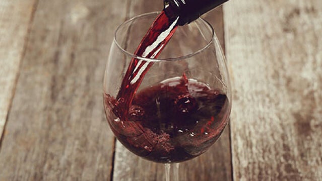 ¿Qué es lo que hace que no podamos beber solo una copa de vino?