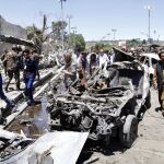 Destrozos provocados por la explosión del coche bomba en Kabul