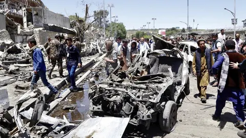 Destrozos provocados por la explosión del coche bomba en Kabul