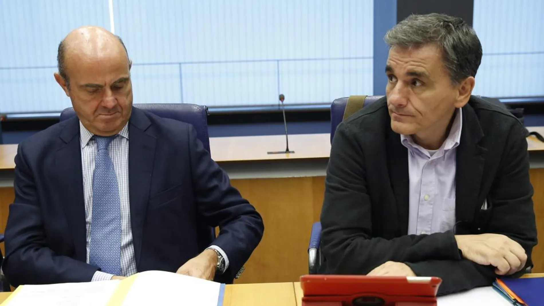 Luis de Guindos junto al ministro griego de Finanzas, Euclides Tsakalotos durante la reunión del Eurogrupo hoy en Luxemburgo.
