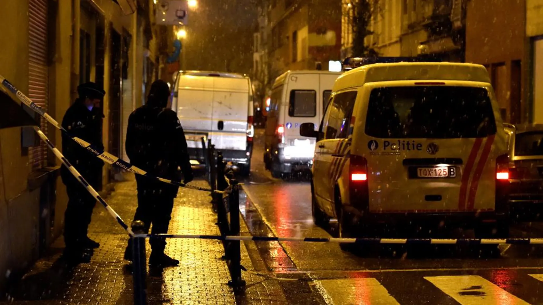 Agentes de Policía belgas durante la operación en el barrio de Molenbeek